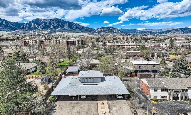Building Photo - 425 Manhattan Dr