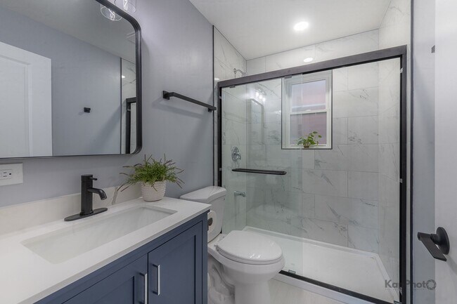 Building Photo - 2821 S Emerald Ave