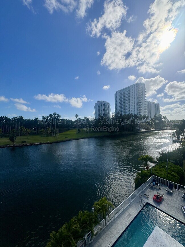 Building Photo - 1740 NW N River Dr