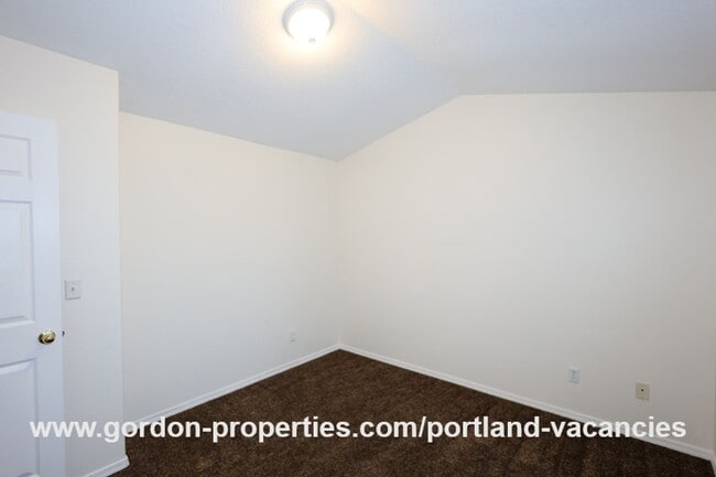 Building Photo - SE 73rd Ave - 3 bedroom townhouse in Mt Scott-Arleta neighborhood