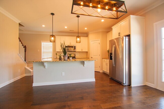 Building Photo - Available July 1! 4 Bedroom 2.5 Bathroom