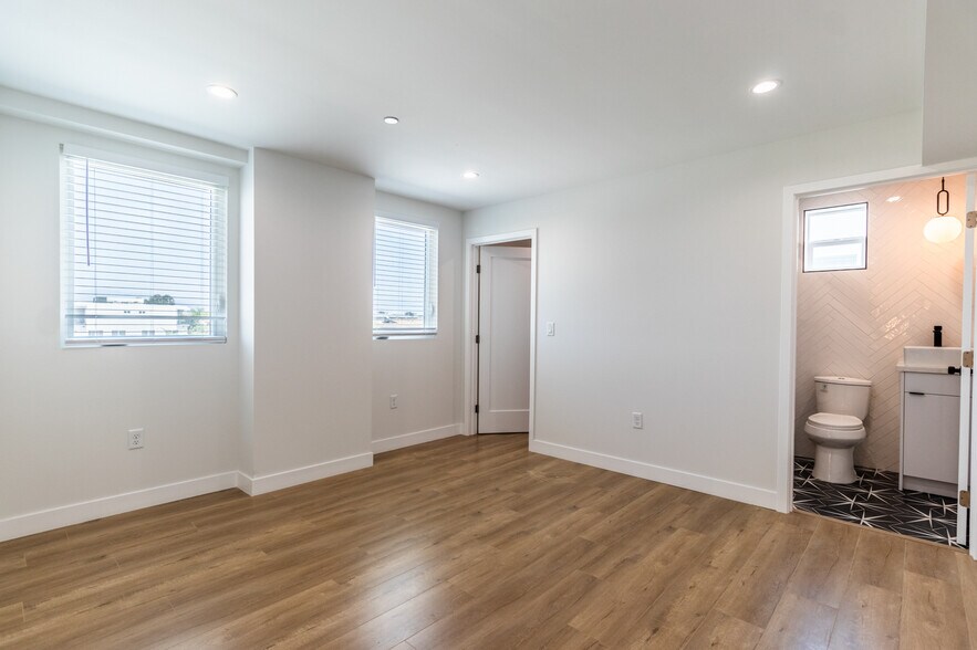 Building Photo - 2218 Carmona Ave