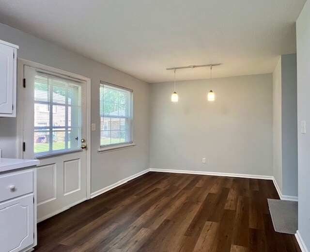 Building Photo - 1002 Willow Dr