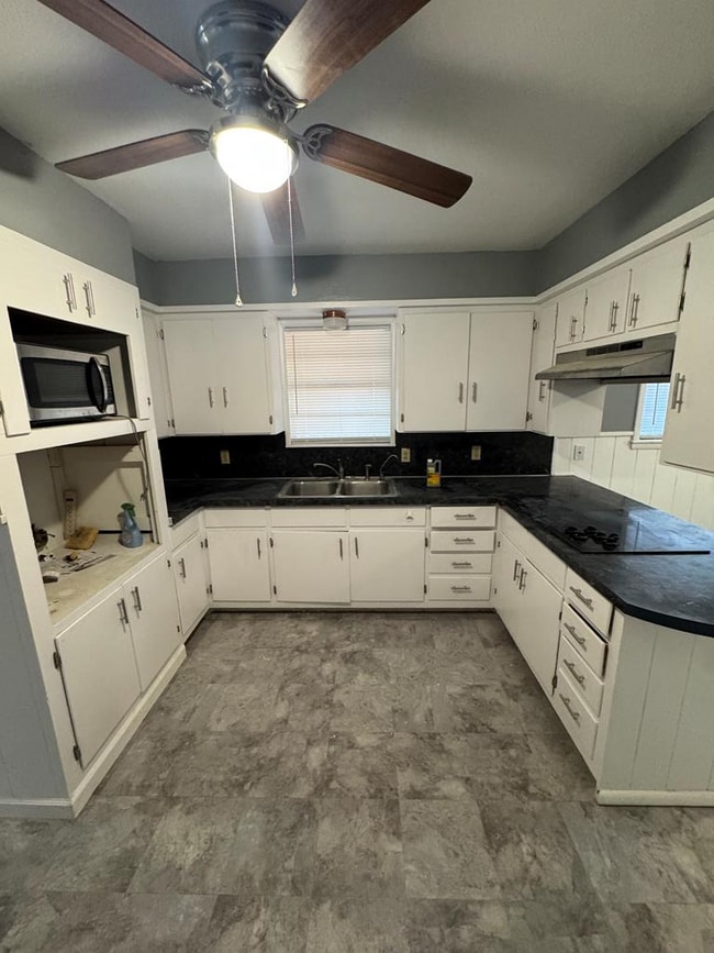 Building Photo - 2218 E 11th St