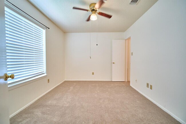 Building Photo - 17006 Summer Dawn Pl