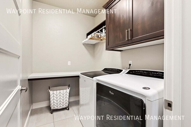 Building Photo - 1220 W Legarreta Dr