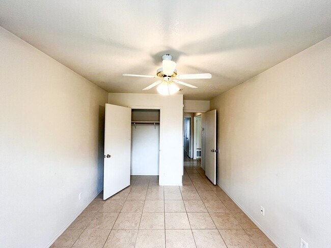 Building Photo - Available NOW!!!! Gorgeous 4 bedroom, 2 ba...