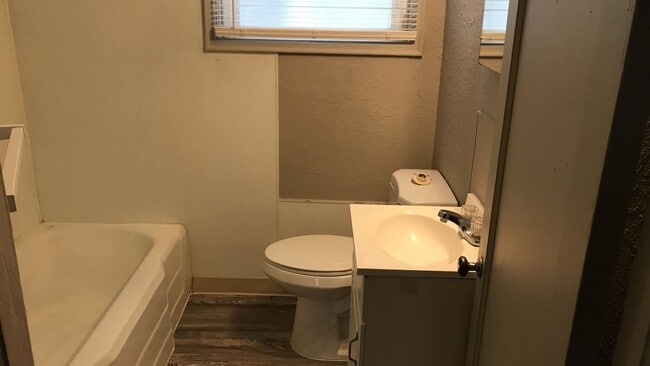 Building Photo - Cozy Apartment