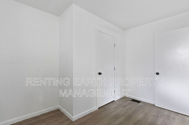 Building Photo - 9835 Winkler Dr