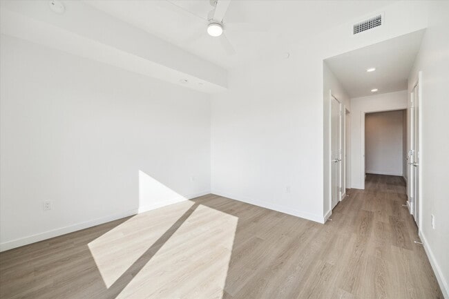 Building Photo - 1 Riva Row