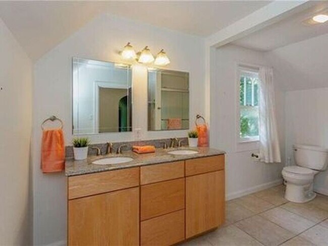 Building Photo - Lovely Forest Hills Home