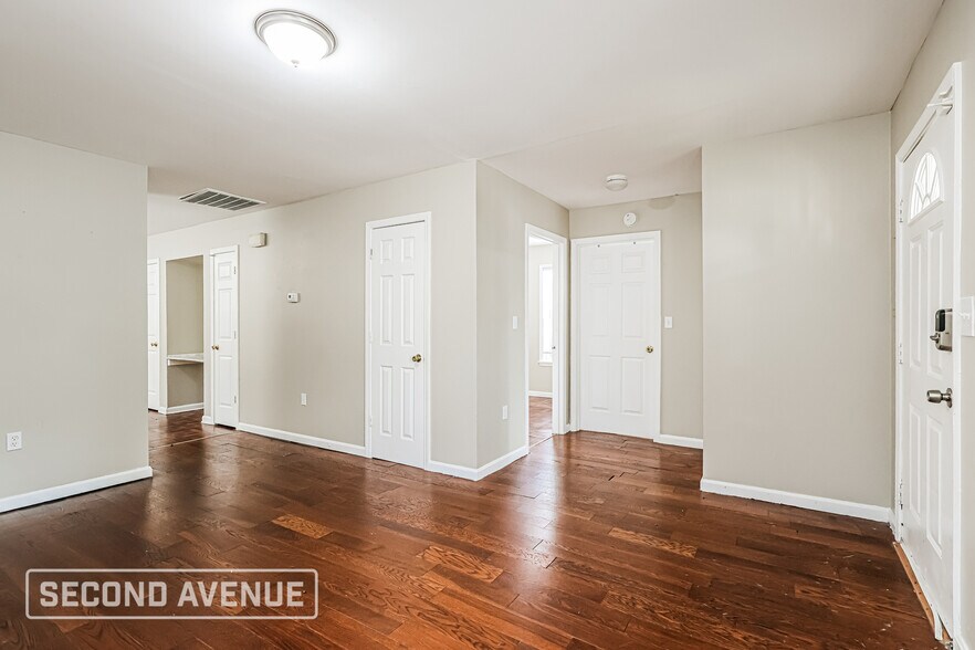 Building Photo - 1831 W Ormsby Ave