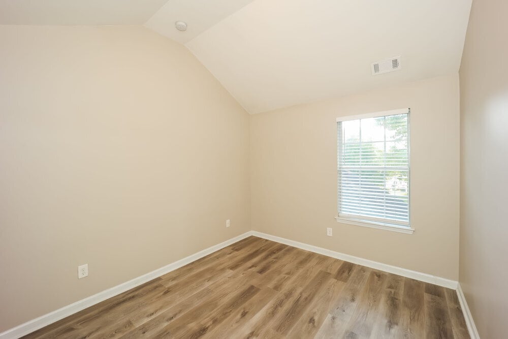Building Photo - 5584 Bluegrass Dr