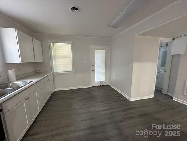 Building Photo - 124 Bridges Cir