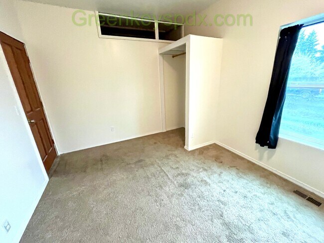 Building Photo - 2-Bedroom, 1-Bathroom Unit Available in Multiplex Near Downtown Hillsboro