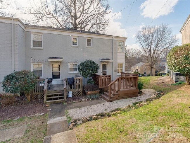 Building Photo - 220 Wakefield Dr