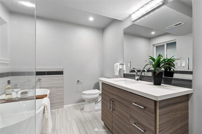 Building Photo - CLICK "REQUEST A TOUR" NOW!