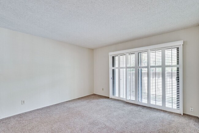 Building Photo - 1st floor corner unit - In Door Laundry- Easy Access to 880 and 237