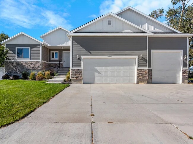 Building Photo - Spacious 5 Bed, 3 Bath Home with Mountain Views