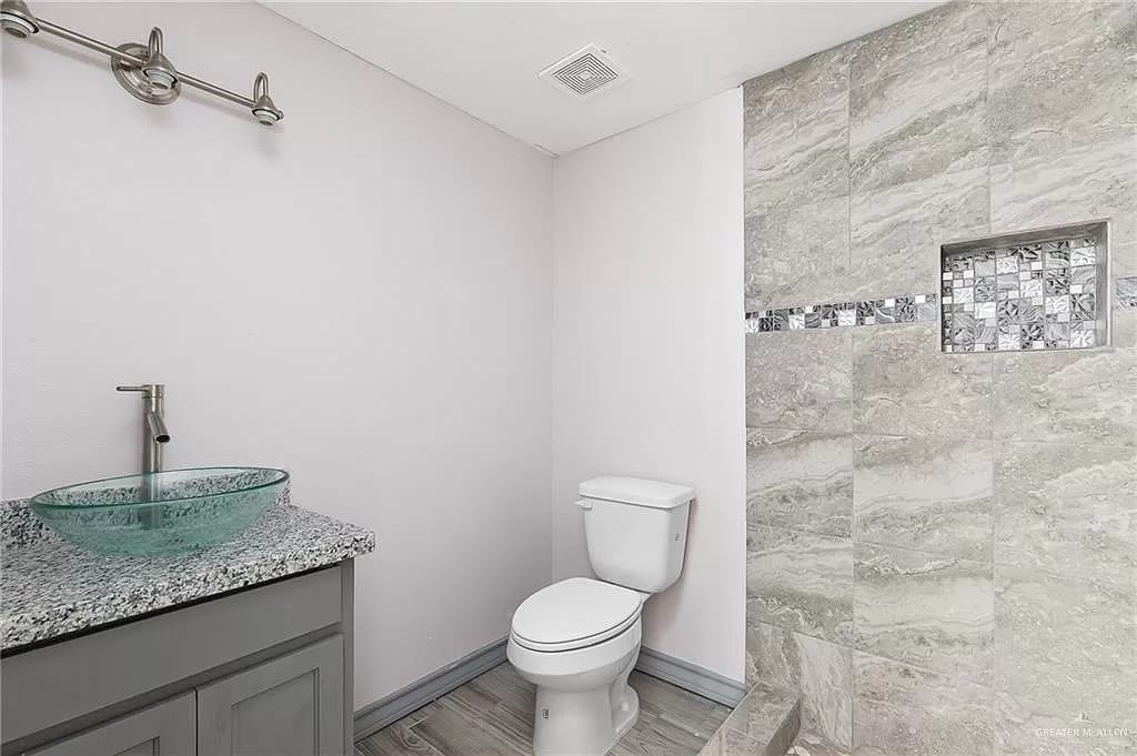 1st floor bath - 2809 Melanie Dr