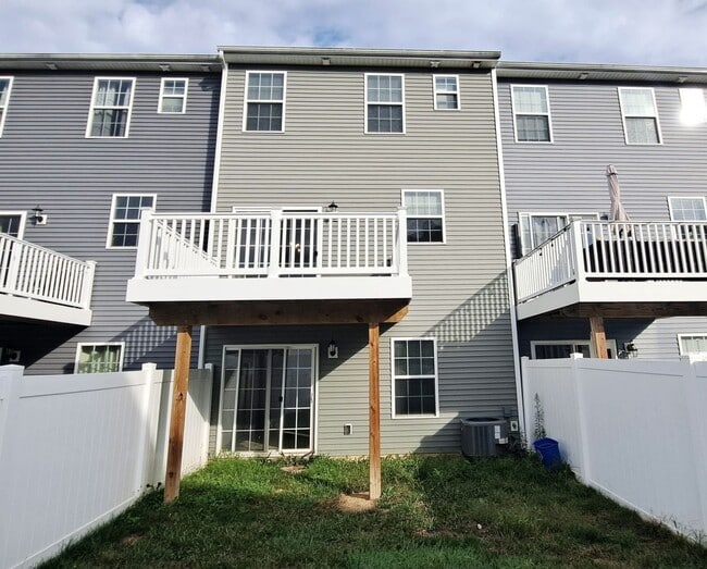 Building Photo - 3 Bed / 2-1/2 Bath Single Family Townhome w/1-Car Garage
