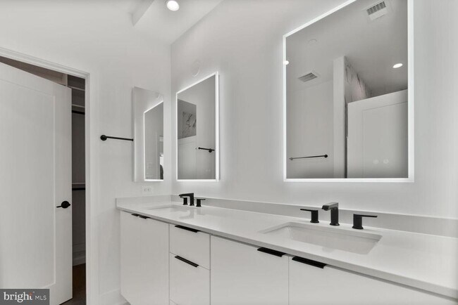 Building Photo - 5353 ZENITH OVLK
