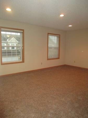Building Photo - 2 bed updated maple grove rental! Don't mi...