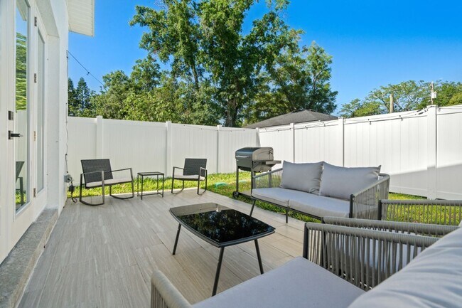 Building Photo - Gorgeous New Constriction House in Tampa - B