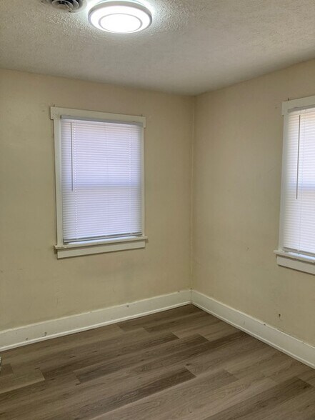 Building Photo - 2112 W 4th St