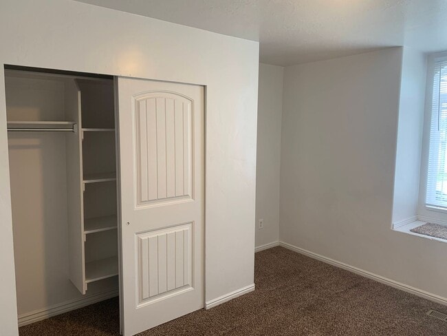 Building Photo - Spacious 5 Bedroom in Roy!