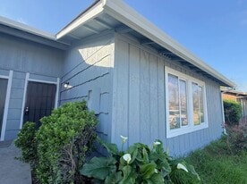 Building Photo - 1422 Lansing St