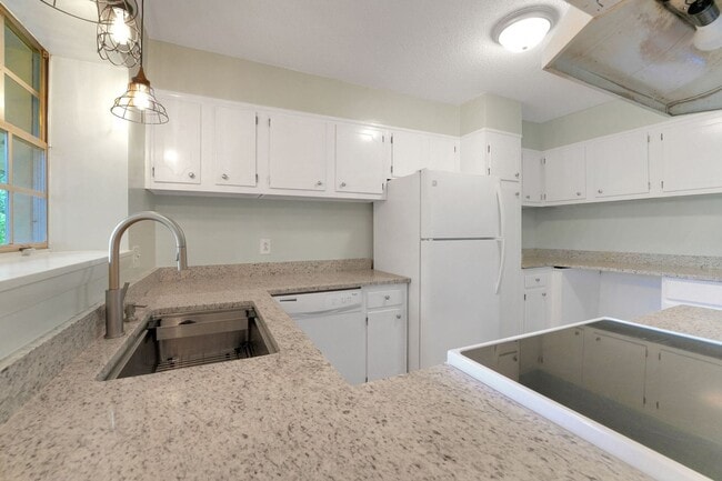 Building Photo - Charming 3BR Condo in Charlotte