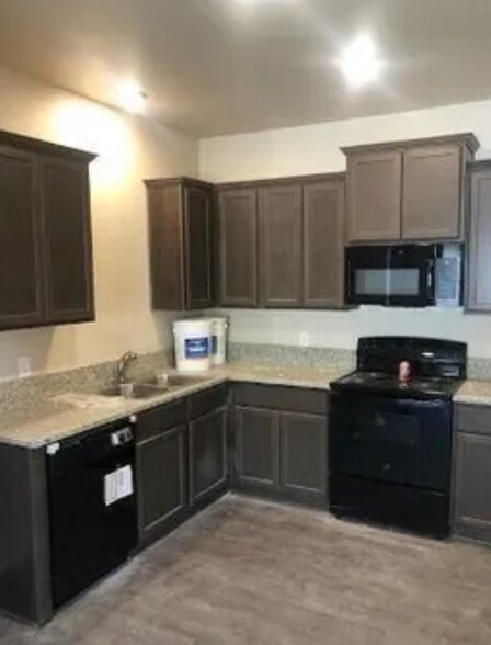 Building Photo - 1717 Clovis Dr