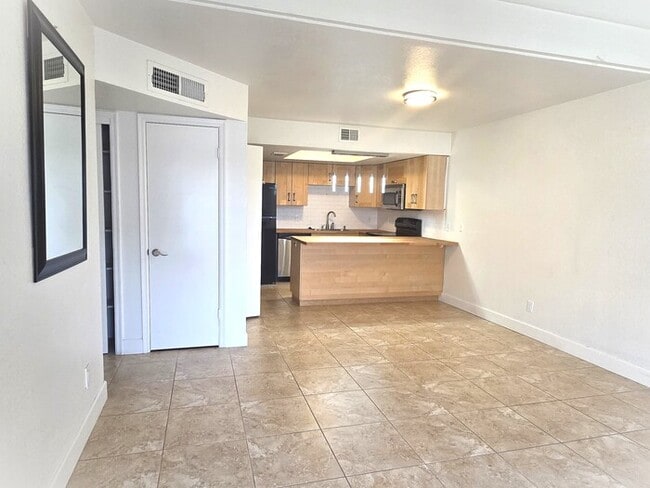 Building Photo - Stunning 3-bedroom 2 bathroom Condo