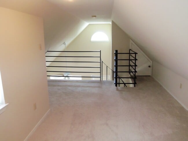 Building Photo - Cozy Condo close to downtown!!