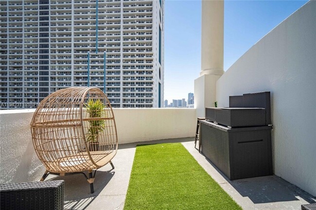 Building Photo - 1750 N Bayshore Dr