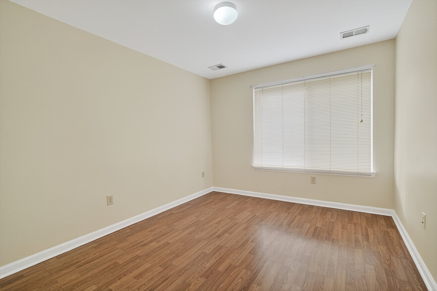 Building Photo - 802 Jesse Way