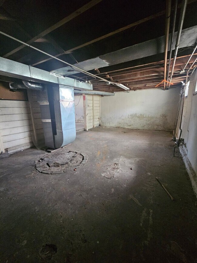 Building Photo - 1502 W Pleasant St