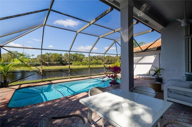 Building Photo - 2883 Oakbrook Dr