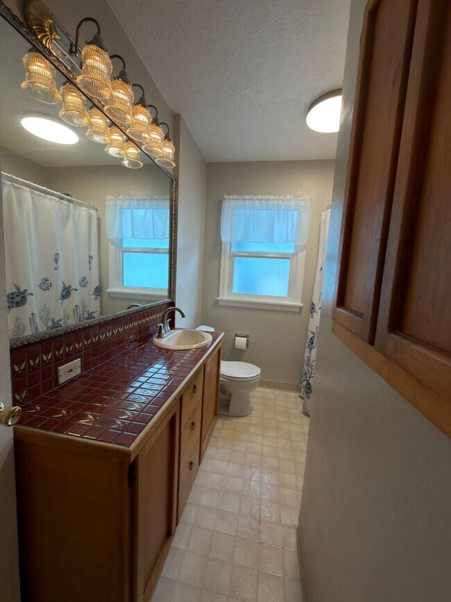 Building Photo - Modern Comfort Meets Classic Charm in South Tabor~ Fenced Backyard~ Garage~ Pets Welcome~ 94 Bike...