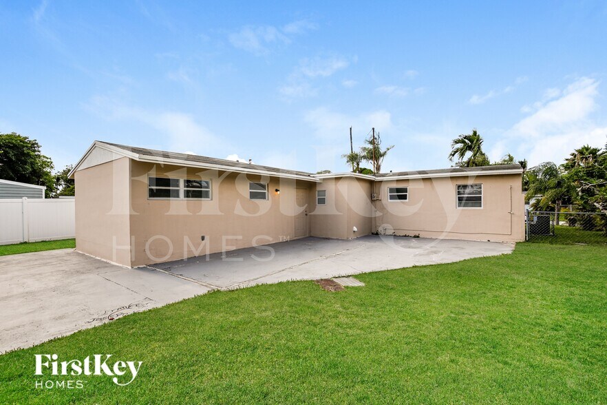 Building Photo - 5980 NW 24th Ct