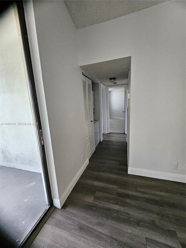 Building Photo - 216 Lake Pointe Dr