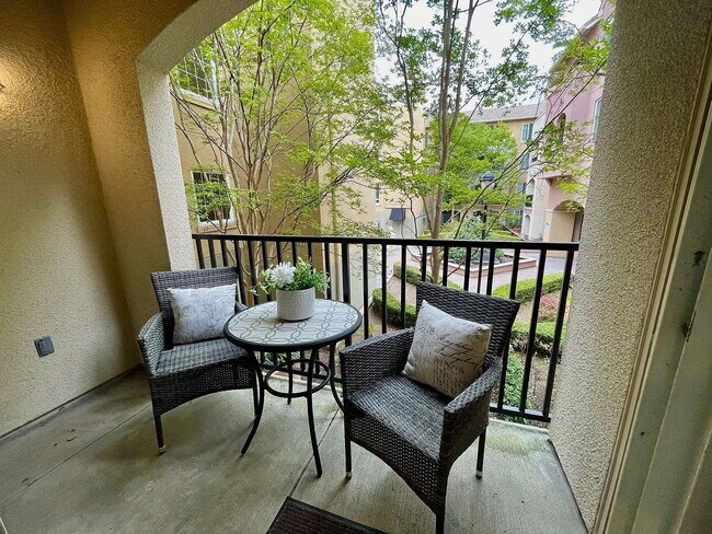 Building Photo - Dream location for commuter or anyone who ...