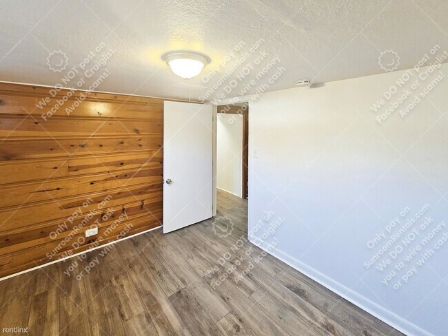 Building Photo - 2 br, 1 bath Duplex - 4300 S Acoma St