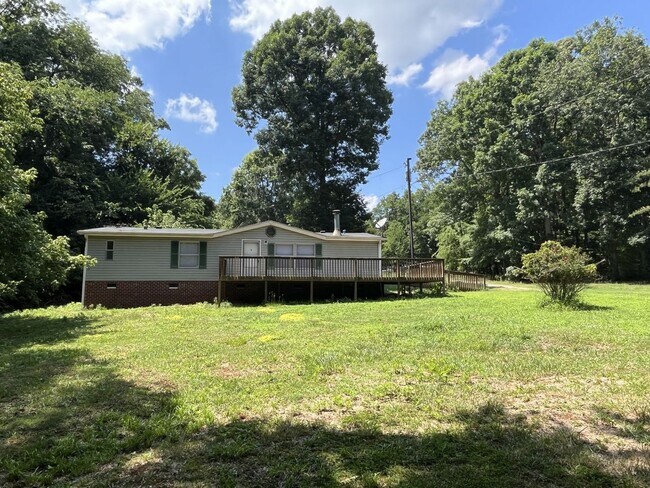 Building Photo - Quiet living 3 bed, 2 bath Ranch near Mint Hill