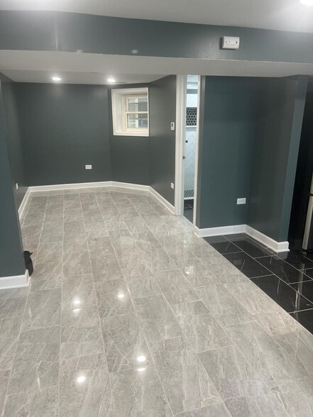 Building Photo - 6164 N Hamilton Ave