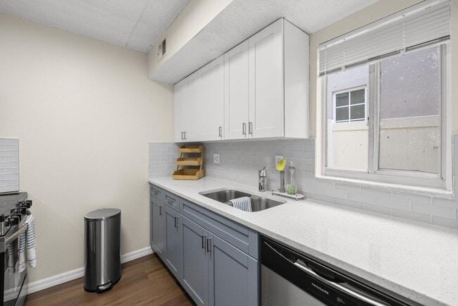Building Photo - 3206 W Azeele St