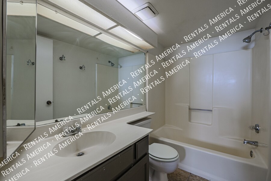 Building Photo - 633 W Southern Ave