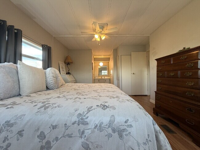 Building Photo - "Charming 2-Bed, 2-Bath Mobile Home Retreat in Harbor Cove!"