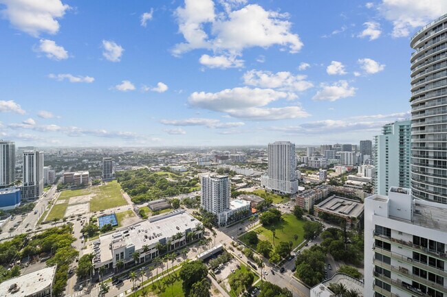 Building Photo - 1750 N Bayshore Dr